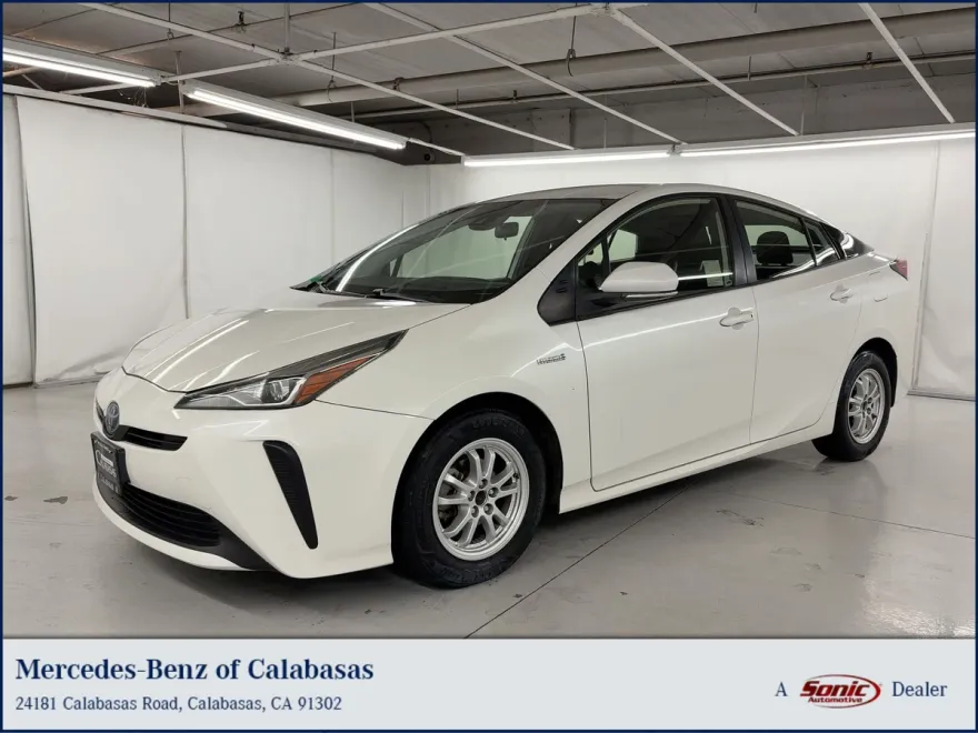 2019 Toyota Prius L photo 1