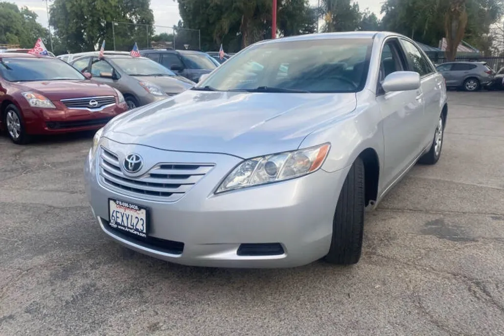 2009 Toyota Camry LE photo 1