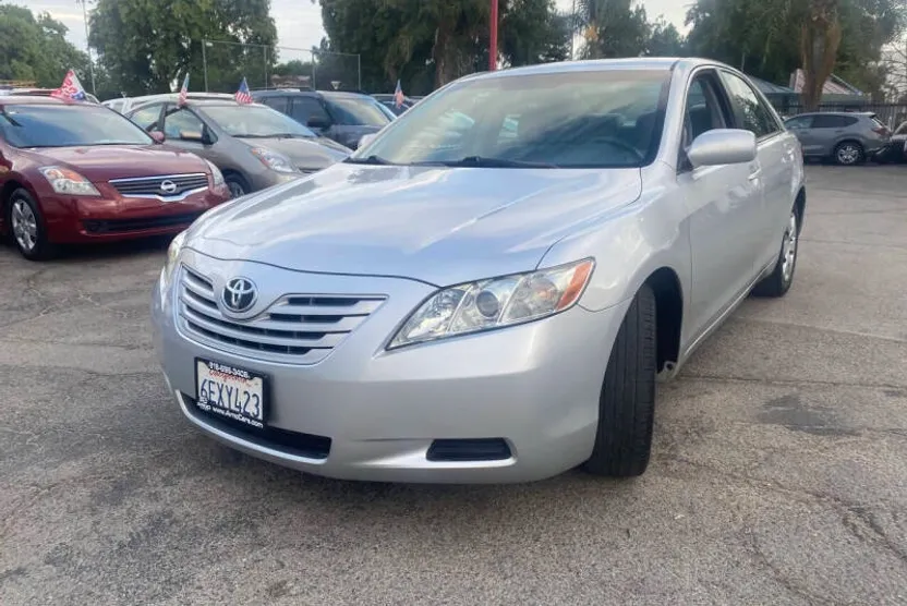 2009 Toyota Camry LE photo 1