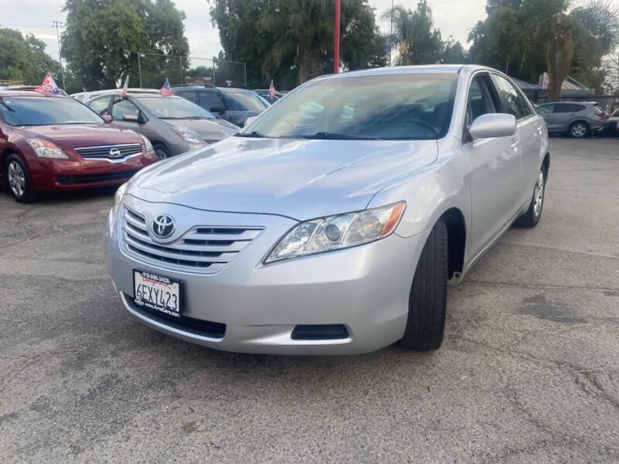 2009 Toyota Camry LE photo 1