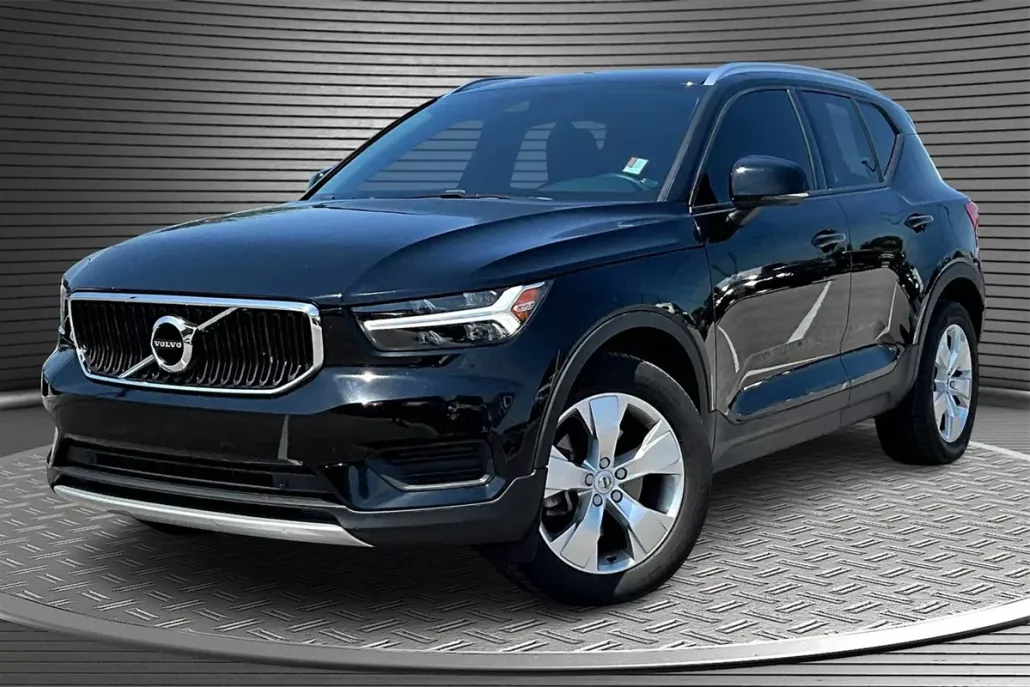 2020 Volvo XC40 Momentum photo 1