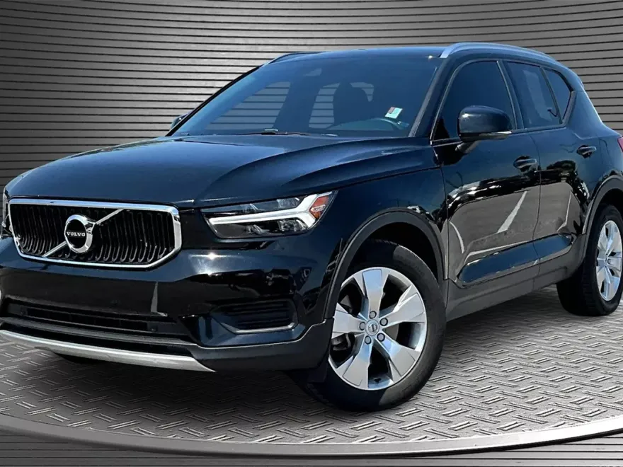 2020 Volvo XC40 Momentum photo 1