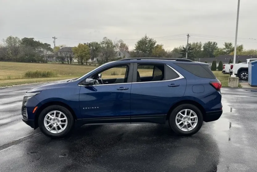 2022 Chevrolet Equinox LT photo 1