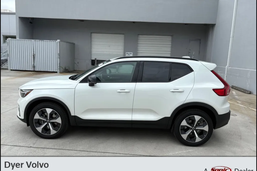 2025 Volvo XC40 Plus photo 1