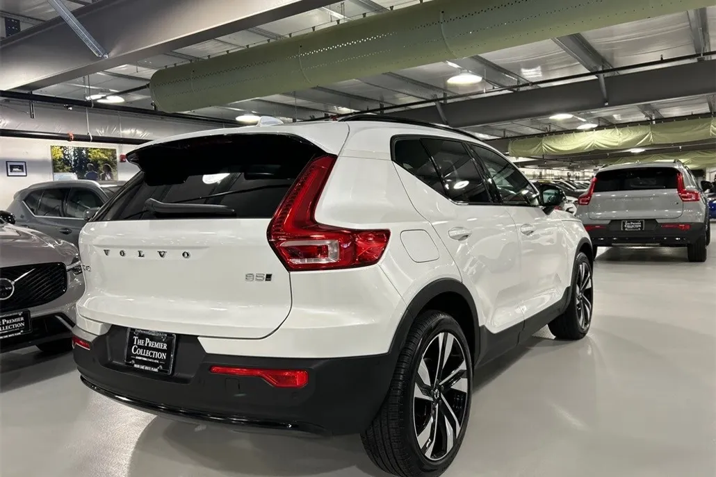 2025 Volvo XC40 Plus photo 1