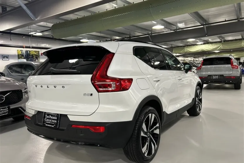 2025 Volvo XC40 Plus photo 1