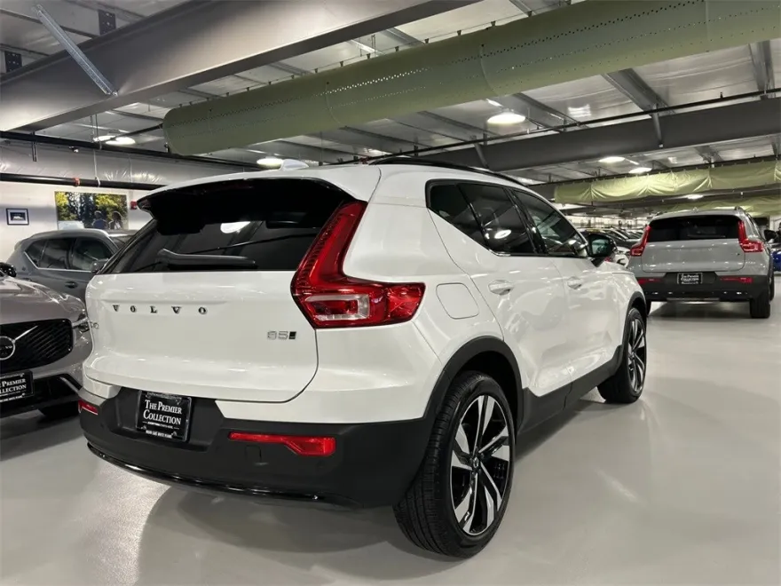 2025 Volvo XC40 Plus photo 1