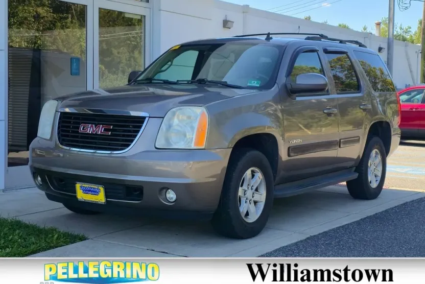 2011 Gmc Yukon SLE photo 1