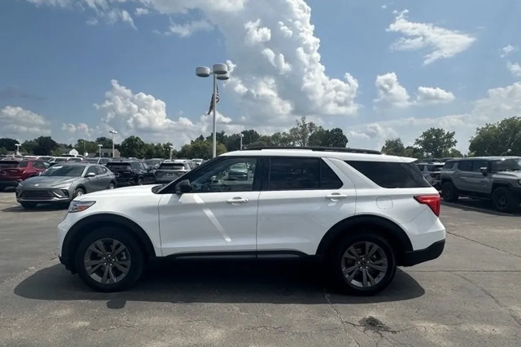 2021 Ford Explorer XLT photo 1