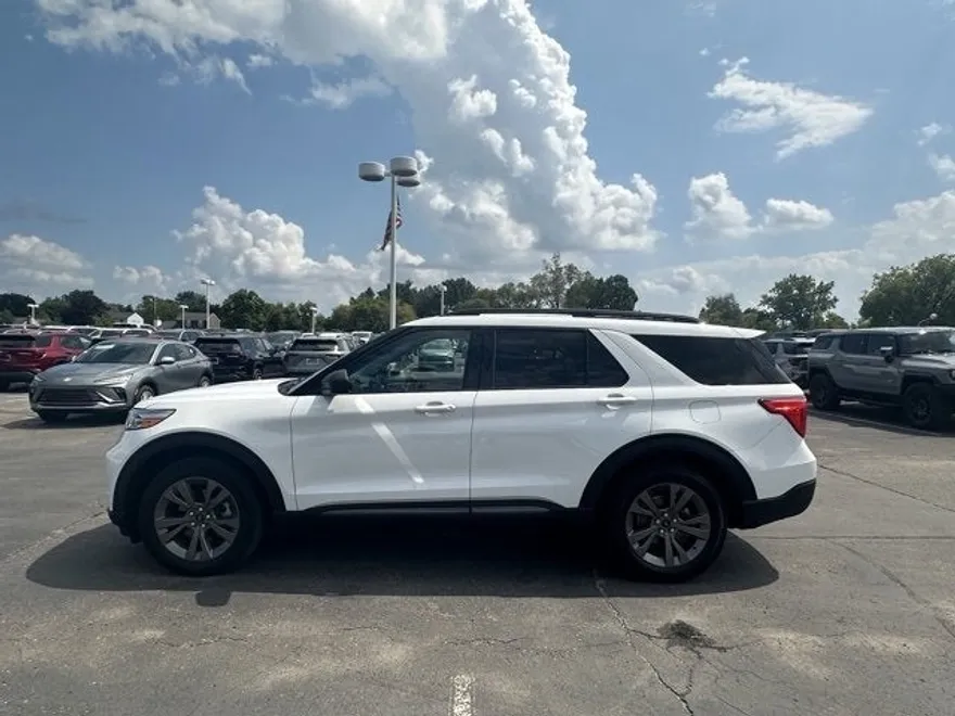 2021 Ford Explorer XLT photo 1