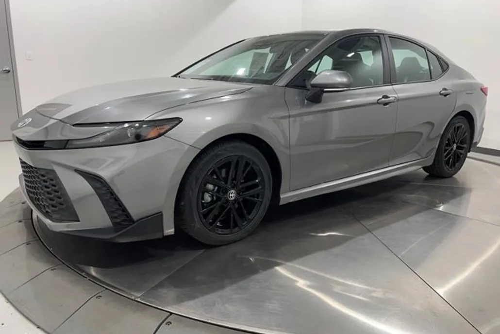 2025 Toyota Camry SE photo 1