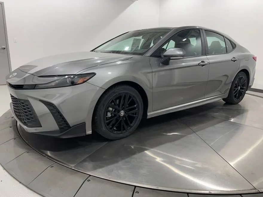 2025 Toyota Camry SE photo 1