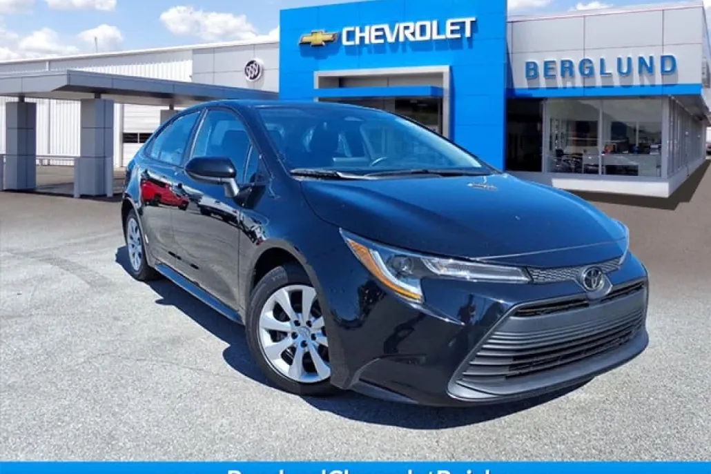 2024 Toyota Corolla LE photo 1