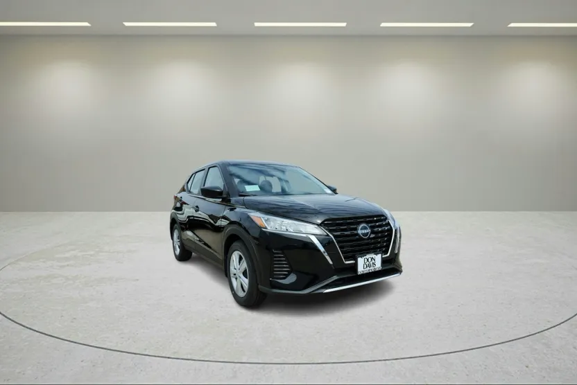 2025 Nissan Kicks Play S photo 1