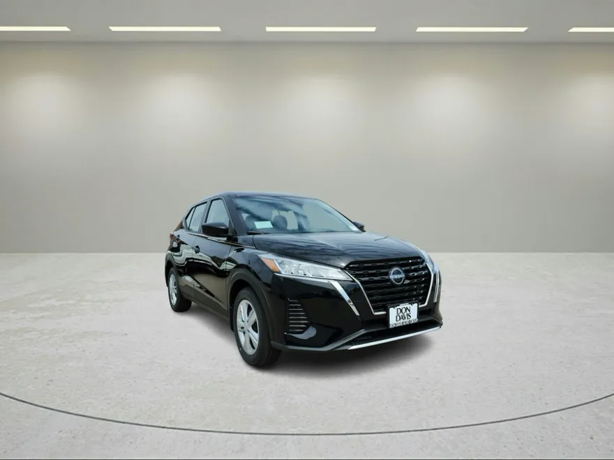 2025 Nissan Kicks Play S photo 1