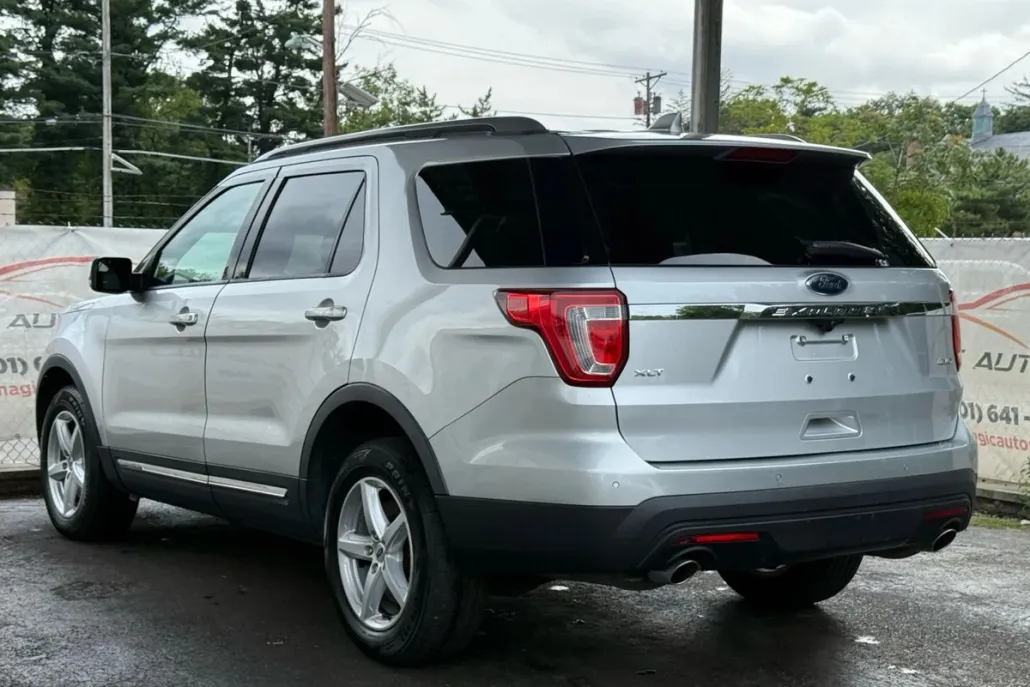 2017 Ford Explorer XLT photo 1