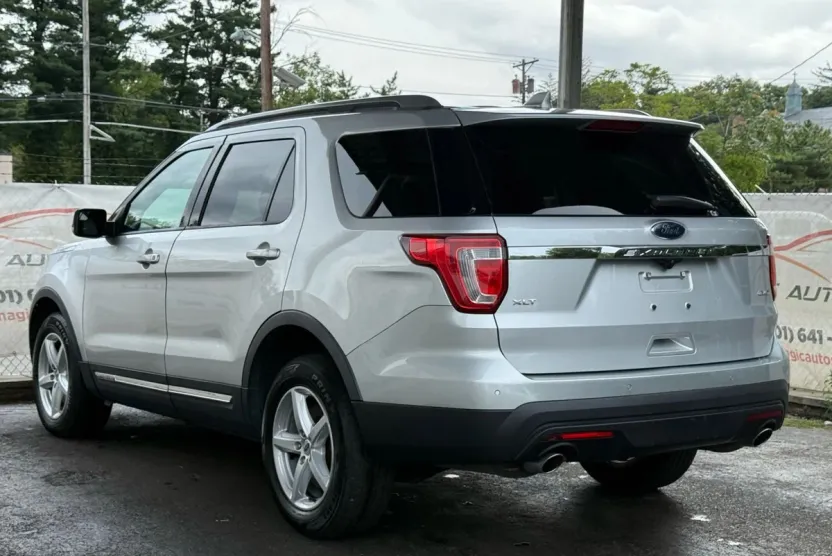2017 Ford Explorer XLT photo 1