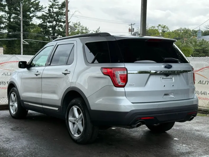 2017 Ford Explorer XLT photo 1