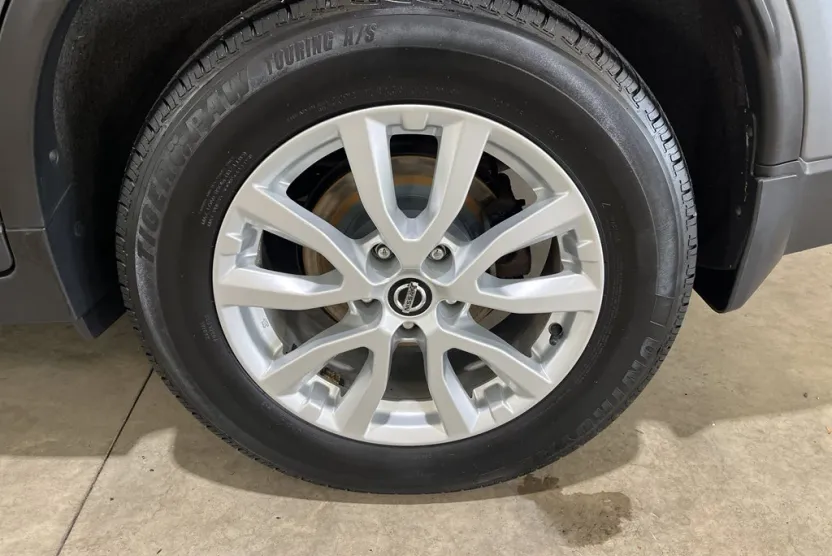2018 Nissan Rogue SV photo 1