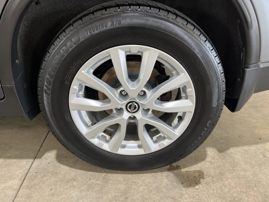 2018 Nissan Rogue SV photo 1
