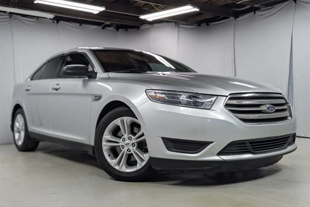 2016 Ford Taurus SE photo 1