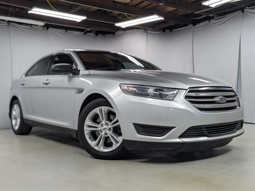 2016 Ford Taurus SE photo 1