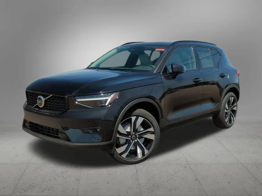 2025 Volvo XC40 photo 1