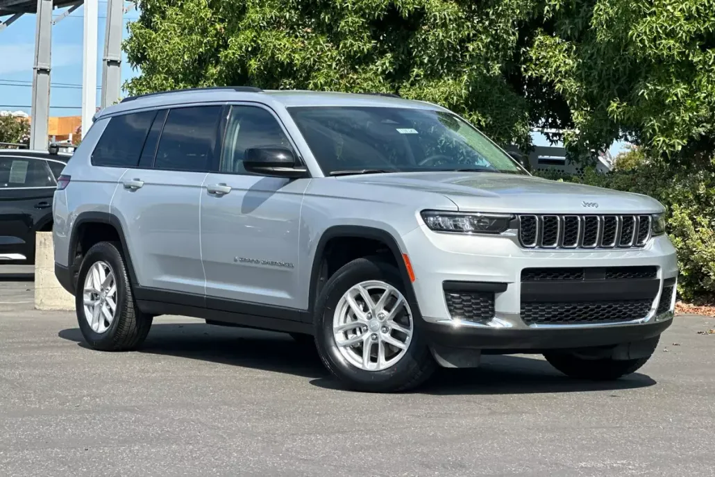 2023 Jeep Grand Cherokee Laredo photo 1