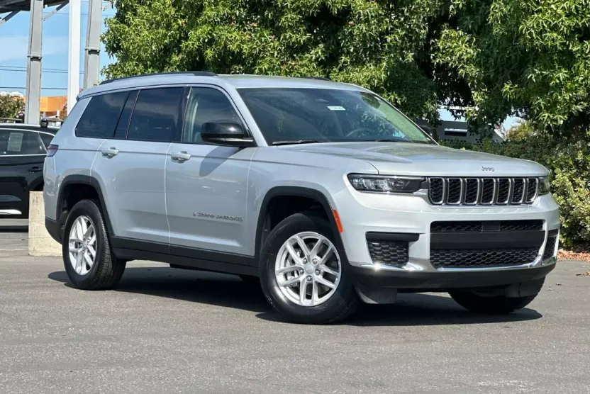 2023 Jeep Grand Cherokee Laredo Sport photo 1