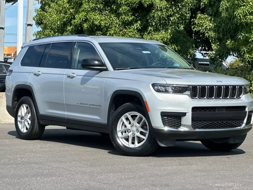 2023 Jeep Grand Cherokee Laredo photo 1