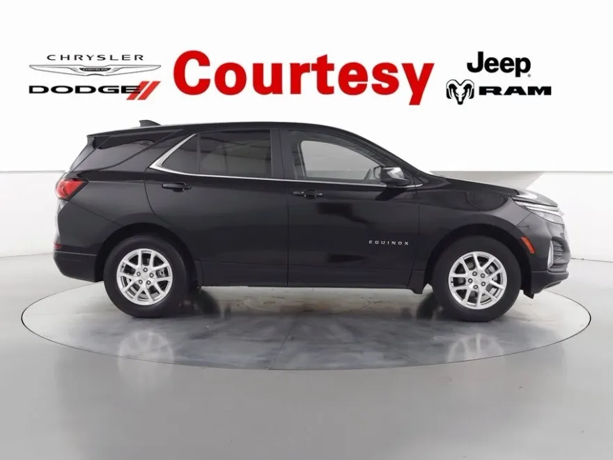 2023 Chevrolet Equinox LT photo 1