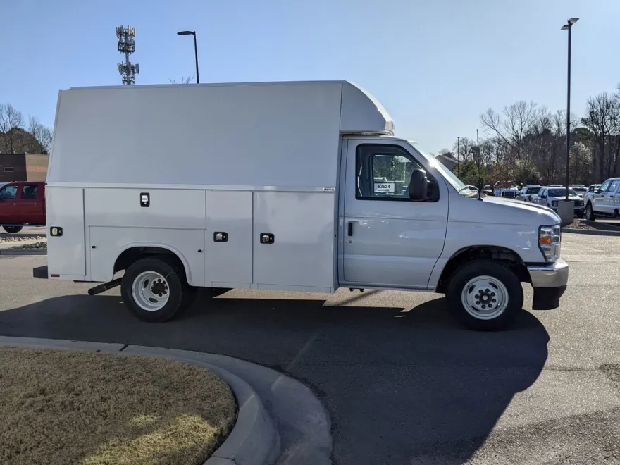 2025 Ford E-350 Base photo 1