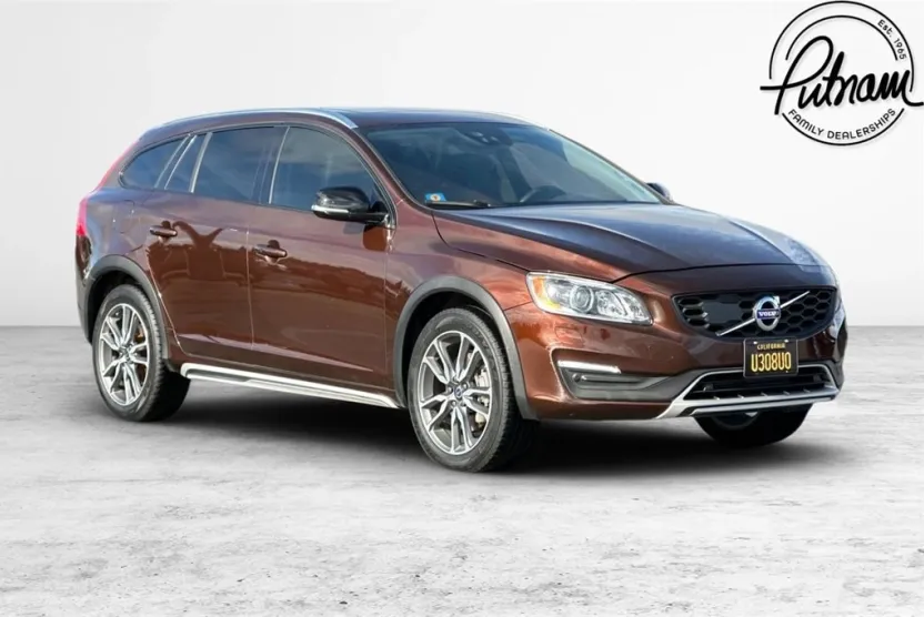 2017 Volvo V60 Cross Country T5 Platinum photo 1