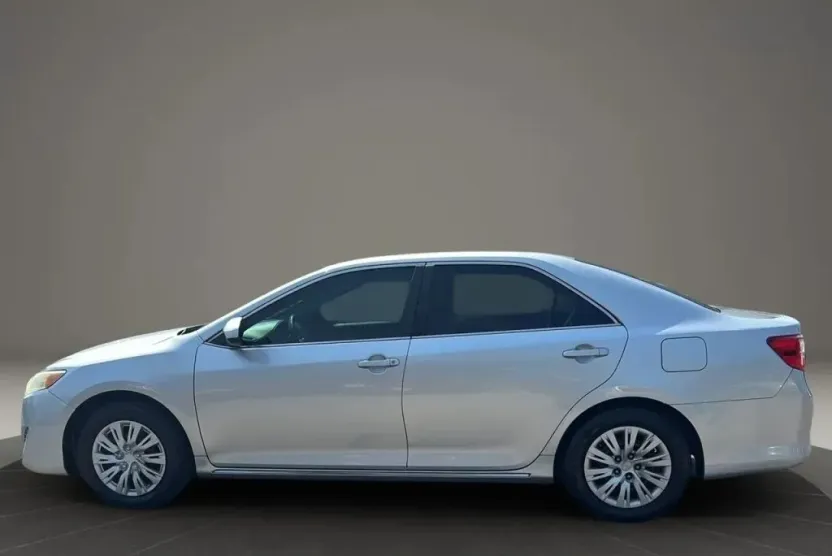 2013 Toyota Camry LE photo 1
