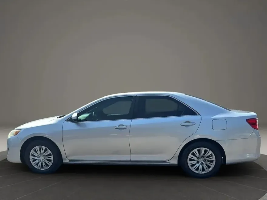 2013 Toyota Camry LE photo 1