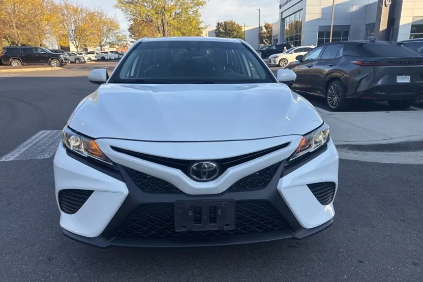 2019 Toyota Camry SE XLE photo 1