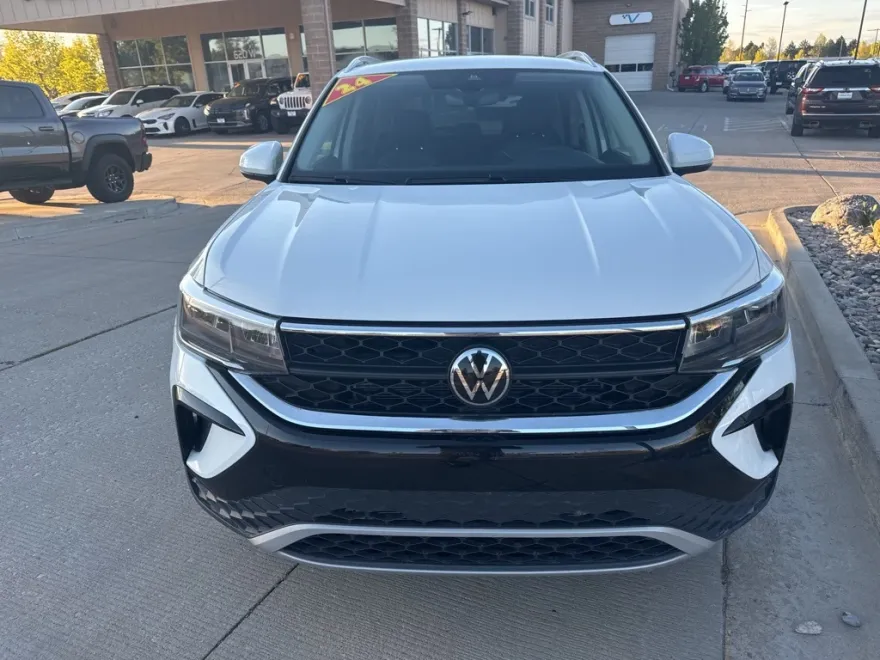 2024 Volkswagen Taos SE photo 2