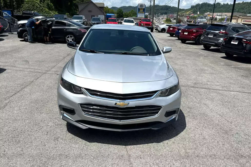 2017 Chevrolet Malibu 1LT photo 1