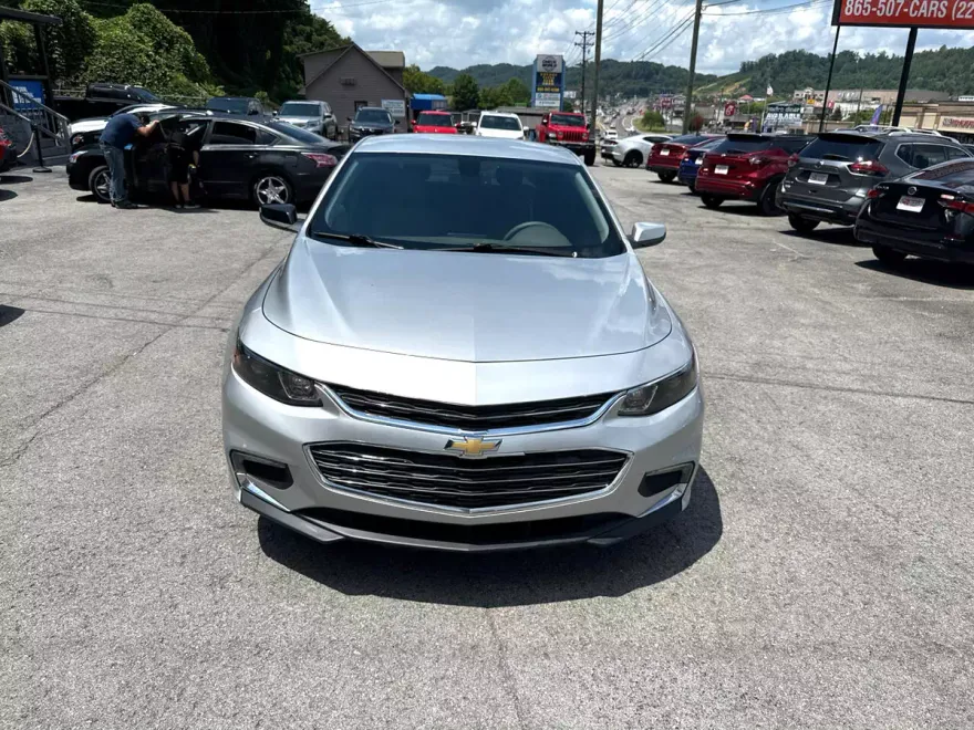 2017 Chevrolet Malibu 1LT photo 1