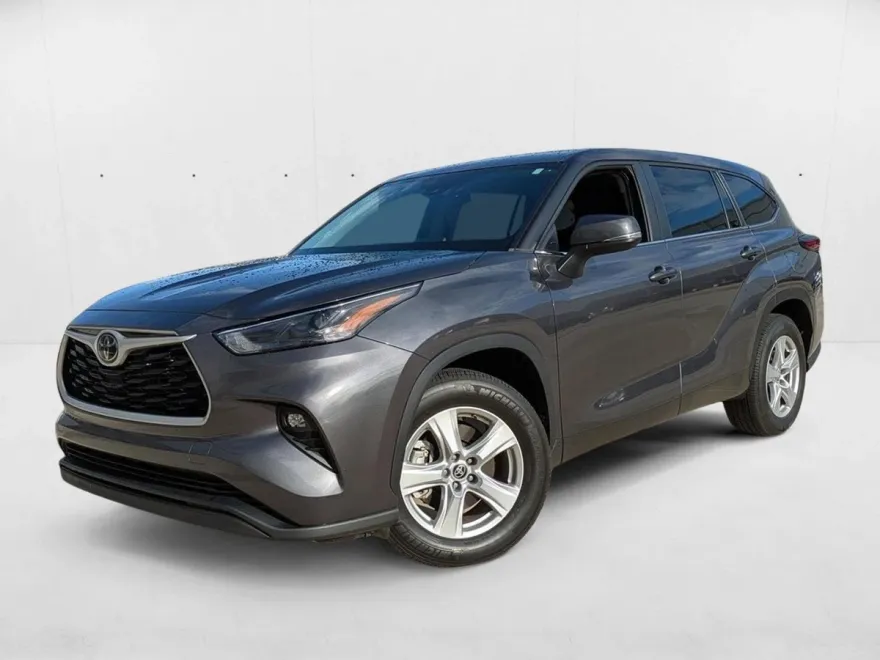2024 Toyota Highlander LE photo 1
