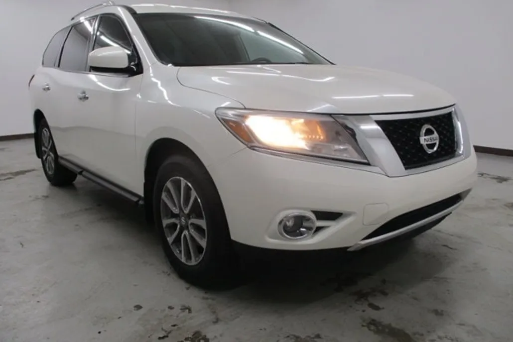 2016 Nissan Pathfinder SV photo 1