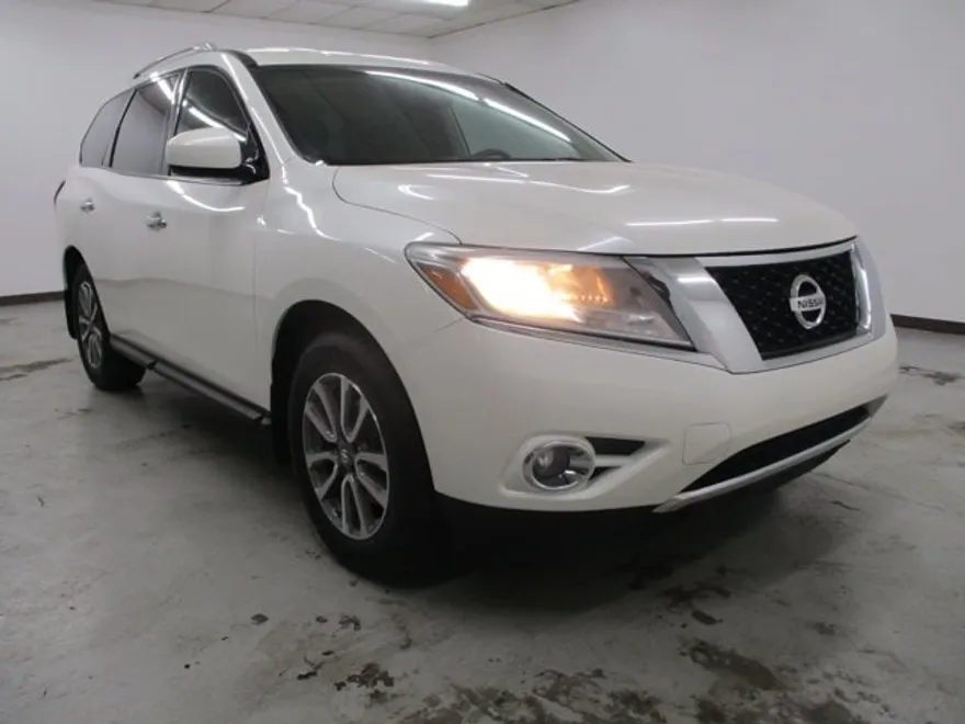 2016 Nissan Pathfinder SV photo 1