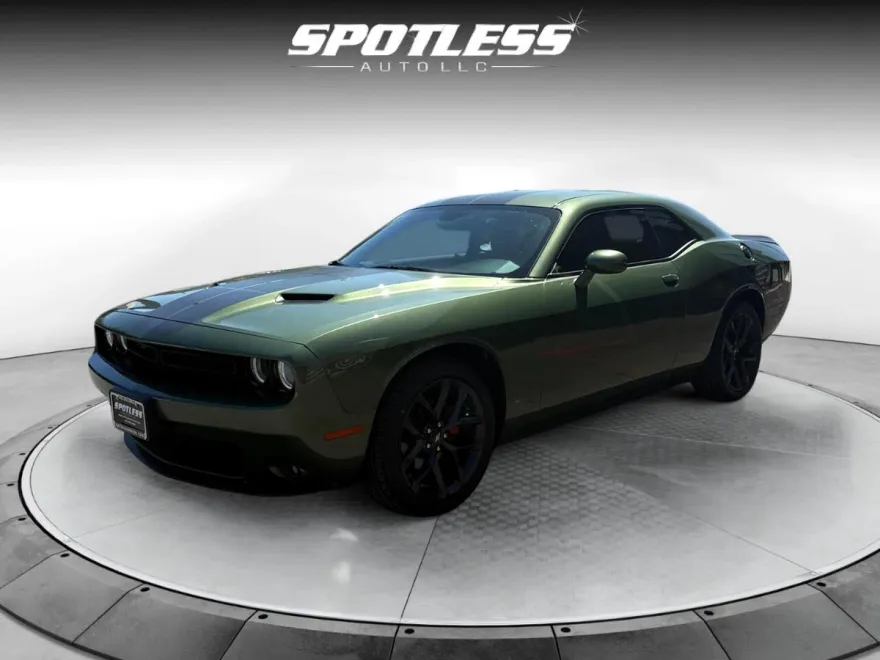 2022 Dodge Challenger SXT photo 1