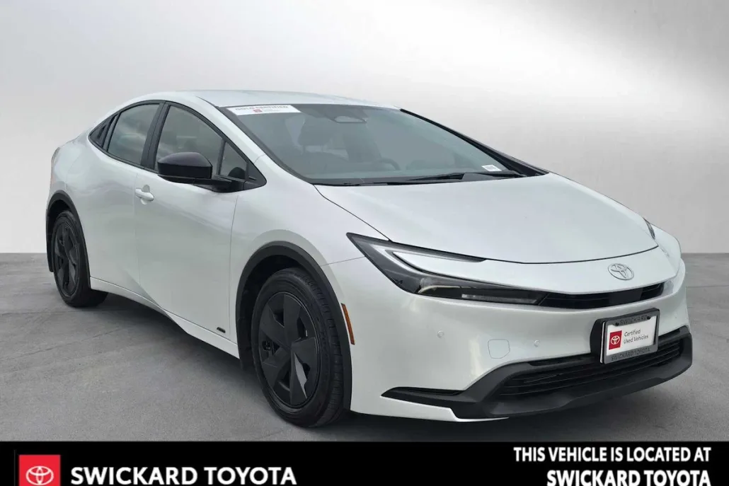 2024 Toyota Prius LE photo 1