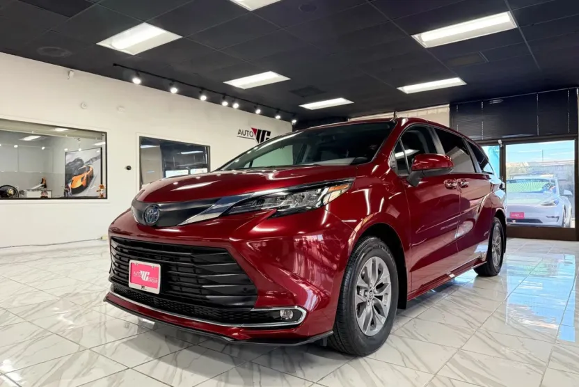 2023 Toyota Sienna XLE photo 1
