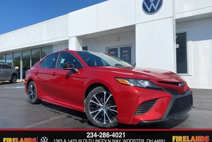 2020 Toyota Camry SE photo 1