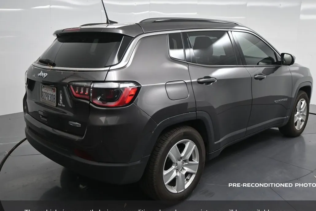 2022 Jeep Compass Latitude photo 1