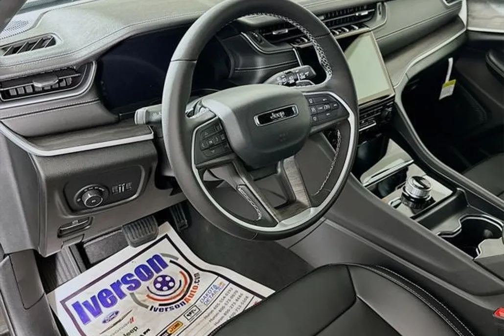 2025 Jeep Grand Cherokee Limited photo 1