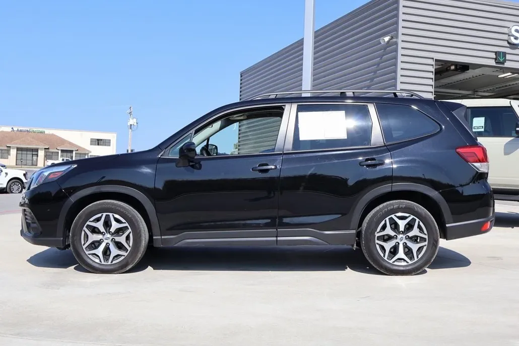 2023 Subaru Forester Premium photo 1