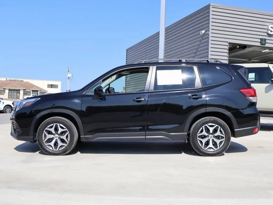 2023 Subaru Forester Premium photo 1